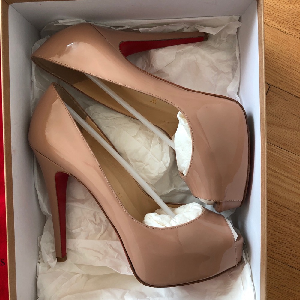 Christian Louboutin Nude Patent Leather Stiletto Pumps with Red Soles - Picture 5 of 15